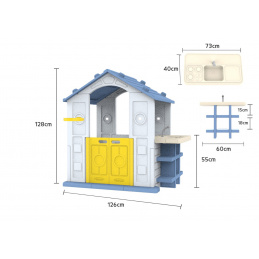 Dom s basketbalovým ihriskom a modrou strechou