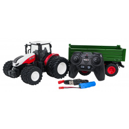 Červený R/C traktor so zeleným prívesom